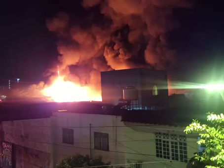 Incendio en El Deán: Fuego consume bodegas de cartón y plástico en Guadalajara