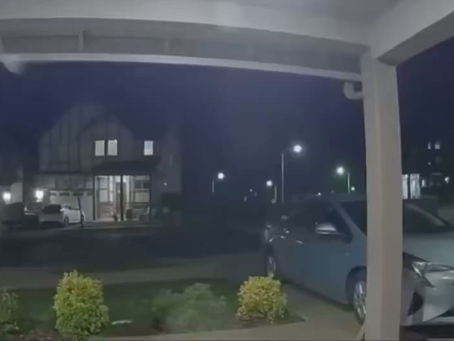 Camioneta se estrella contra casa en Tigard, Oregon