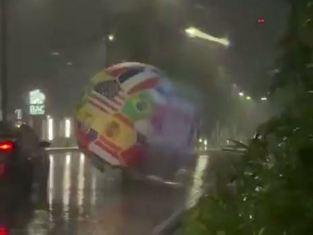 Un balón gigante rueda por la CDMX debido a las fuertes lluvias en la Zona Rosa