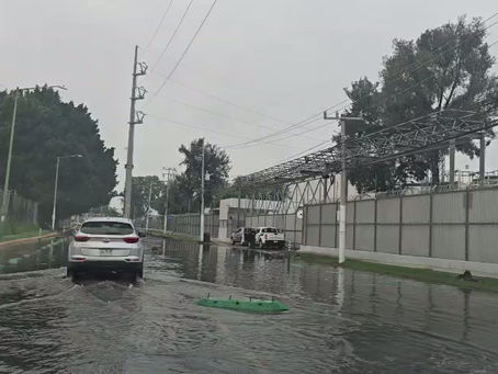 Reportan inundación en la avenida Amado Nervo en la colonia Jardines del Sol de Zapopan