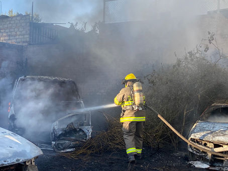 Bomberos de Tlajomulco Sofocan Incendio en Predio con Vehículos en Desuso en Colonia Tulipanes