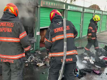 Incendio afecta 13 bodegas en empresa de contenedores en Zapopan