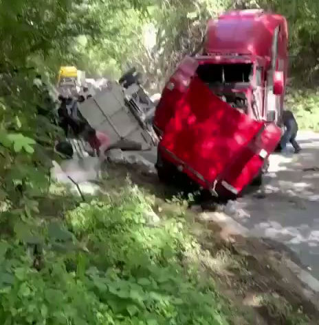 Volcadura de Tráiler con Cemento en la Carretera Federal 200 Moviliza a Pobladores en Acto de Rapiña