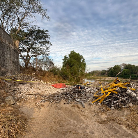 Fallece motociclista tras caer desde puente demolido en La Desembocada, Puerto Vallarta