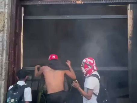 Persisten Actos Vandálicos en Puertas del Palacio de Gobierno: Grupo de Choque Busca Confrontación