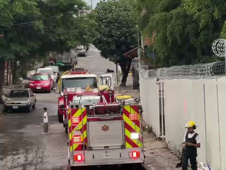 Desbordamiento de canal inunda patio de escuela primaria en la colonia Lomas del Paraíso