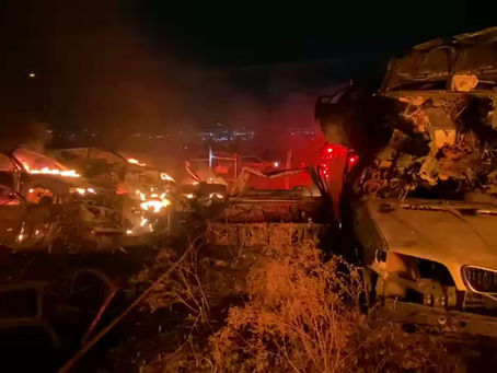 Controlan incendio en depósito de vehículos; clausuran el predio por falta de regulaciones