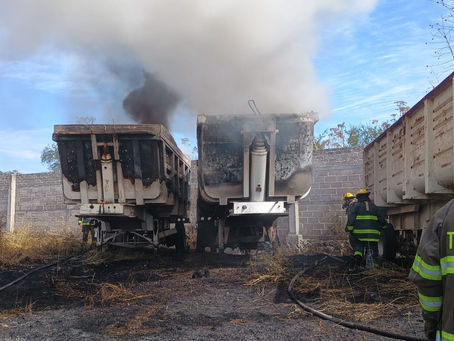 Incendio consume vehículo pesado con llantas en pensión de La Calera