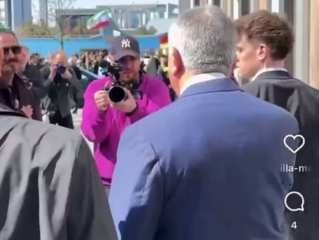 Incidente en Berlín: Atacan con líquido rojo al príncipe exiliado Reza Pahlavi