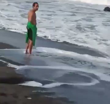 Mar de fondo en Colima: Oleaje arrastra y hunde una camioneta en la playa Boca de Pascuales