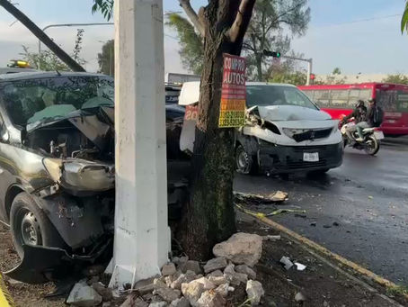 Choque en Tesistán de la avenida Juan Gil Preciado deja cuatro heridos y un semáforo derribado