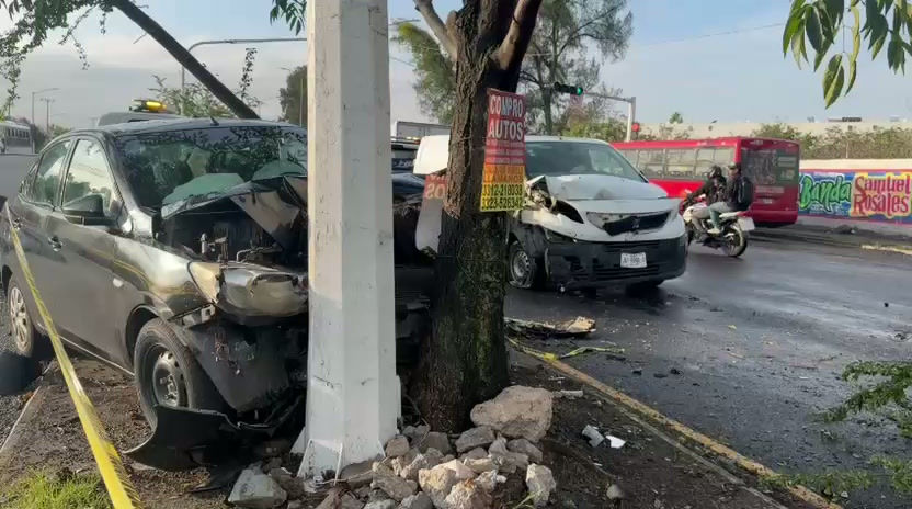 Choque en Tesistán de la avenida Juan Gil Preciado deja cuatro heridos y un semáforo derribado