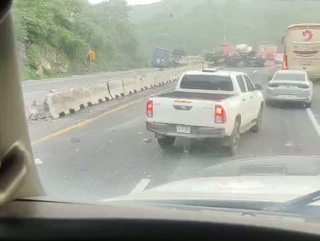 Reportan afectaciones viales y volcadura en la autopista Guadalajara-Colima tras choque de tráileres