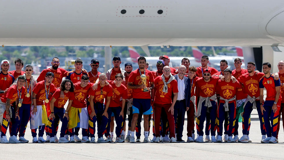 La selección de España aterriza en Madrid con el trofeo de la Copa del Mundo