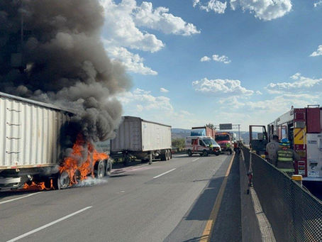 Sofocan incendio de tráiler en la autopista Zapotlanejo - Lagos de Moreno