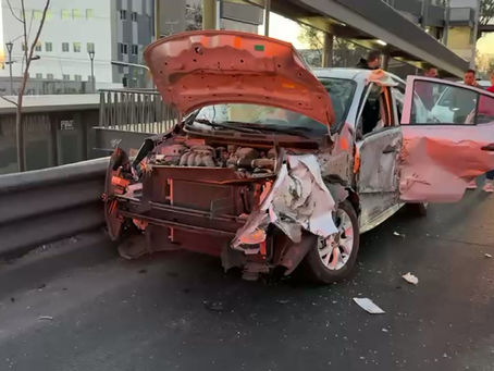 Tráiler impacta vehículo en Periférico y Guadalupe; pasajeros quedan atrapados