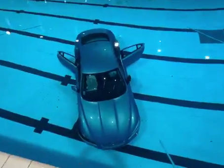 Impactante Accidente en Piscina de La Ciotat: Coche Se Estampa Contra Pared y Cae al Agua con Bañistas