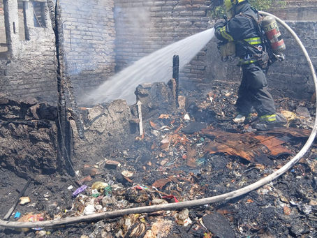 Bomberos controlan incendio en vivienda de la colonia Del Sur