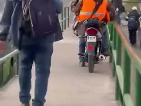 Denuncian riesgo para peatones: Motociclistas invaden puente peatonal en Carretera a Chapala