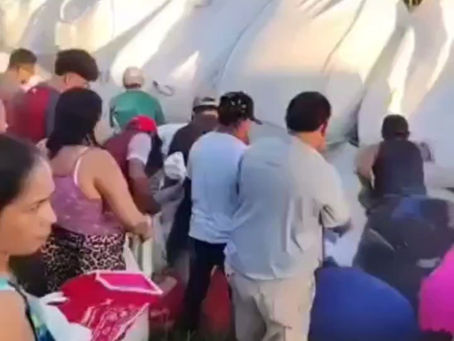 Mujer encara a rapiñeros tras volcadura de camión con azúcar en Tabasco