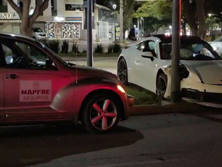 Conductor destroza auto Porsche tras fuerte choque en Avenida México y López Mateos