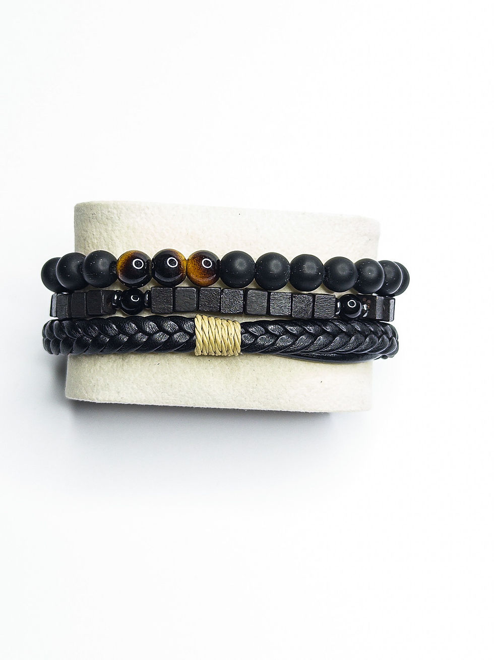 Conjunto Pulseira Amber com contas foscas e couro trançado