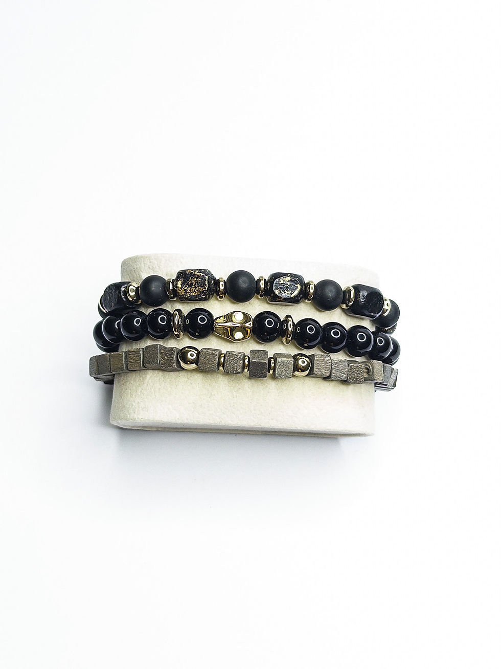 Pulseira Gold — Conjunto de pulseiras masculinas com contas pretas e douradas.