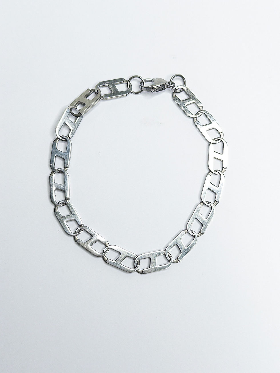 Pulseira H prateada com elos em formato de letra H