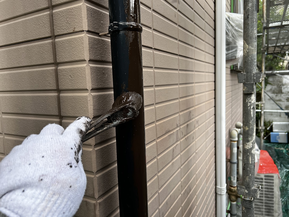 竪樋塗装施工中