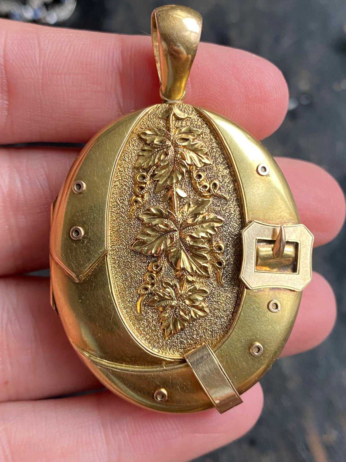 Garter & Vine Leaf Large 15ct Locket