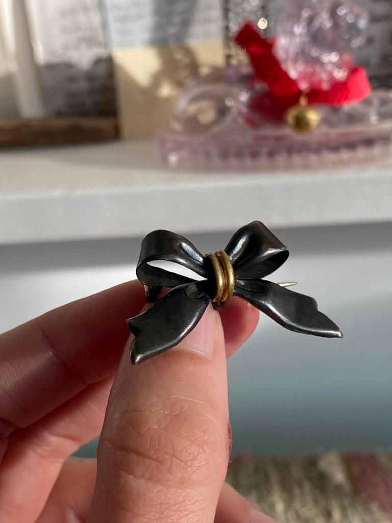 Thumbnail: Gunmetal Bow Brooch