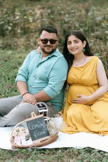 candid maternity couple picnic shoot in rishikesh garden setting