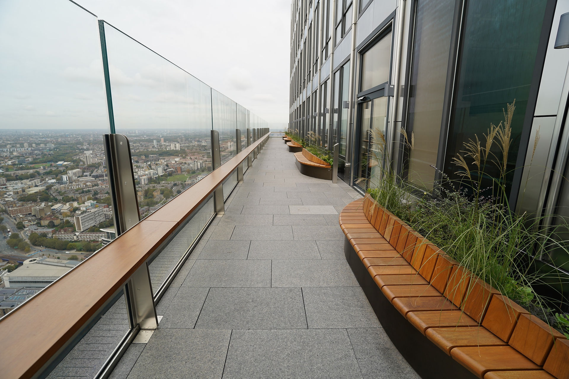 canary wharf london balustrade