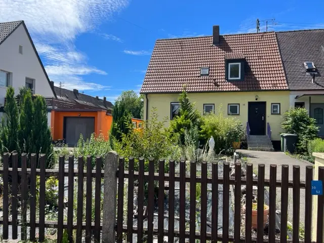 Sanierungsbedürftige DHHmit Grundstück