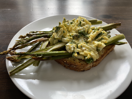Roasted asparagus with eggs and capers on toast
