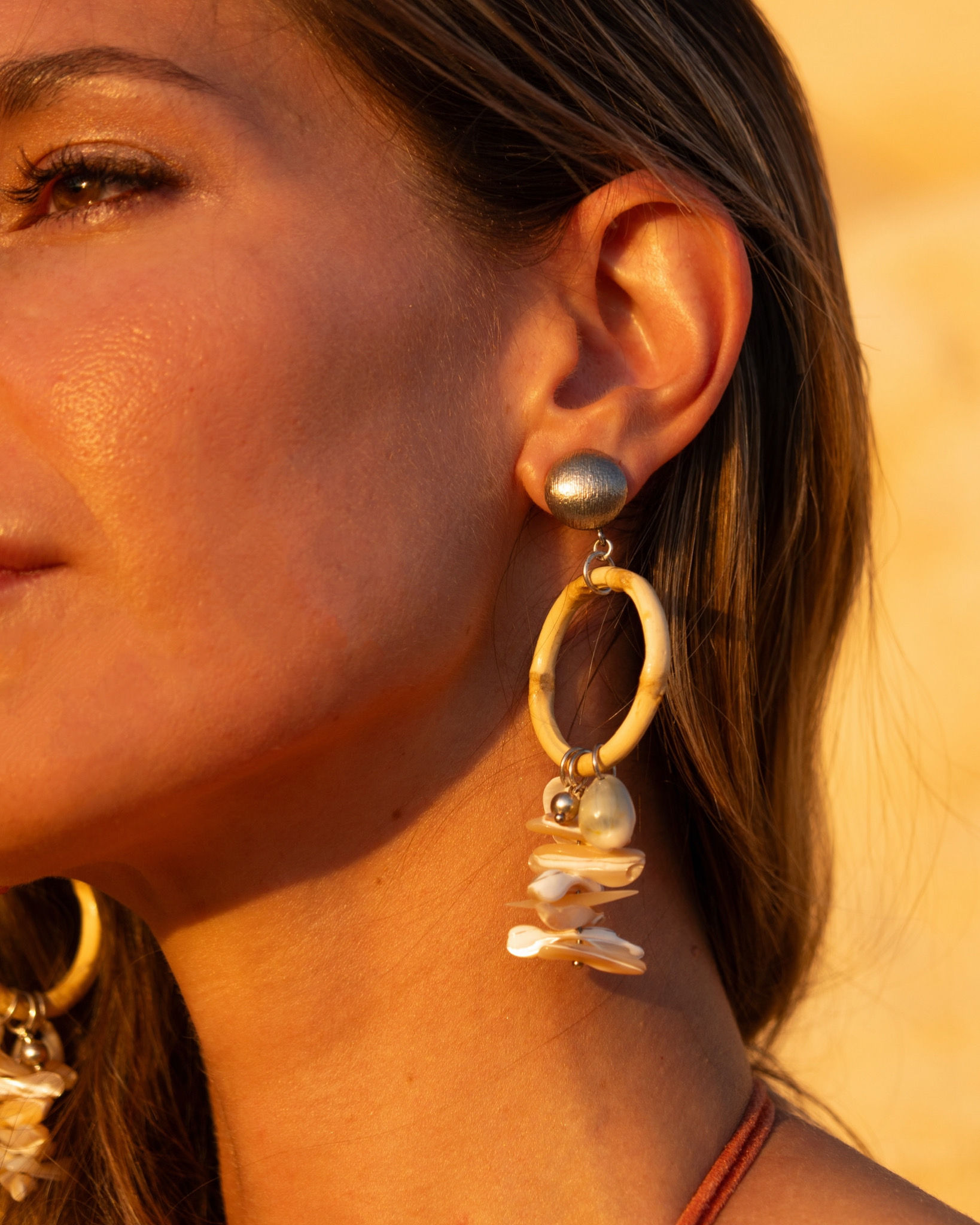 Pendientes de latón, chapados en plata, bambú, conchas, nácar