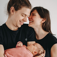 Familienshooting Schwäbish Hall, Frau schaut lachend zu ihrem Mann, Baby auf Arm des Vaters