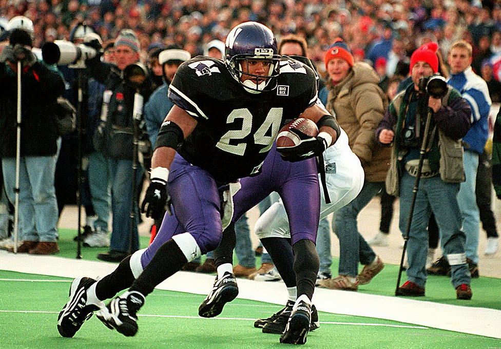 Darnell Autry scoring a touchdown/Darnell Autry anotando