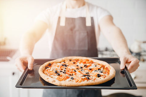 chef offrant une pizza sur un plateau