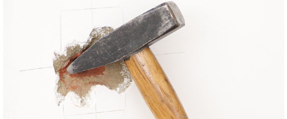 Demolition à l'aide d'un marteau
