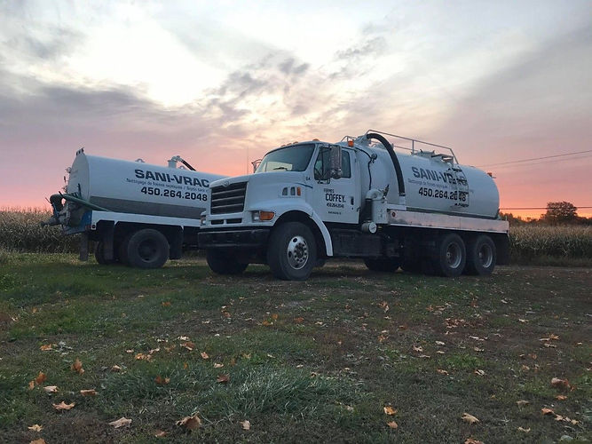 Camions avec un ciel de silhouette.jpg