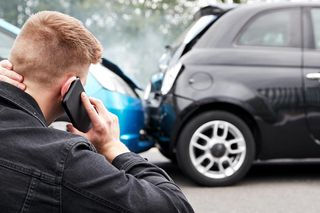 Conducteur téléphonant après un accident — service dans le secteur Rosemont–La Petite-Patrie, Montréal.