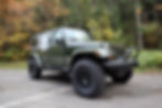 Une jeep garée dans un parking