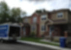 Le camion de service de Gouttières Montérégie garée devant une maison