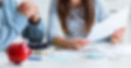 Couple discutant de ses finances