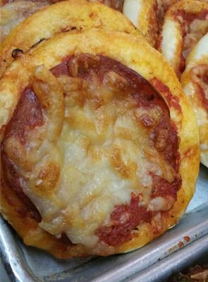 Les minis pizzas avec des garnitures variées