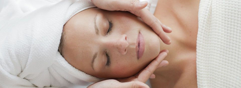 soins du visage - belle femme
