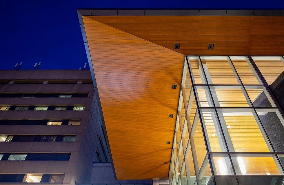 vue extérieure d'un bâtiment la nuit