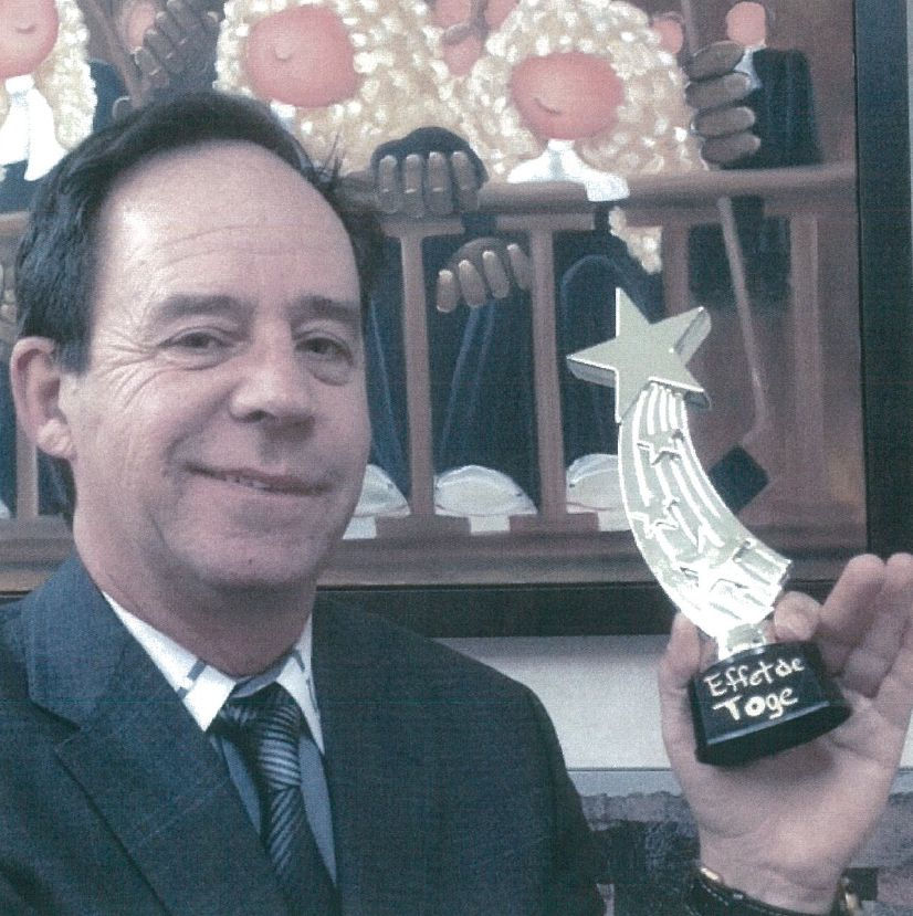 Une photo de Me Jean J. Laflamme tenant un trophée de l'Effet de Toge
