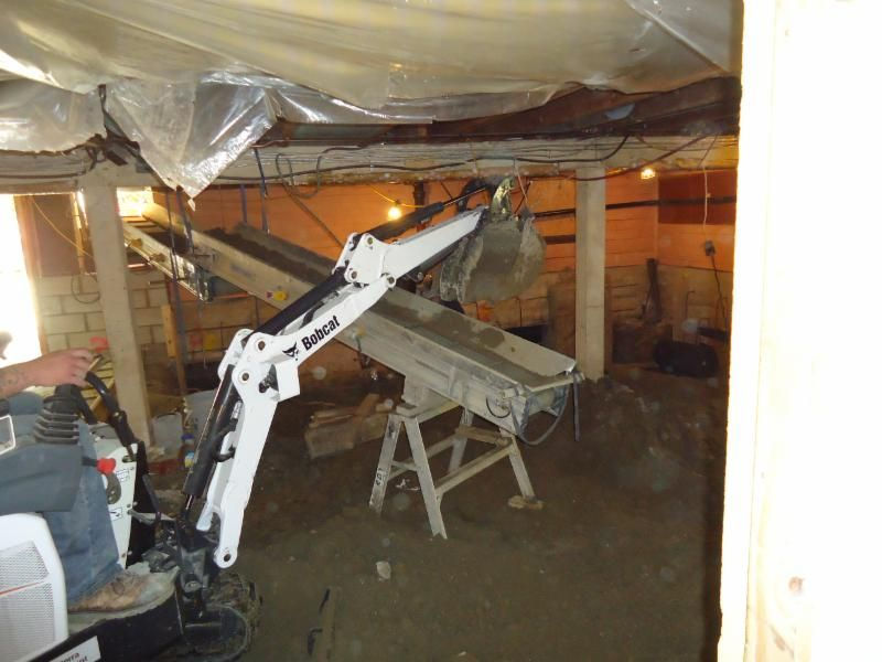 mini excavator loading mini conveyor belt